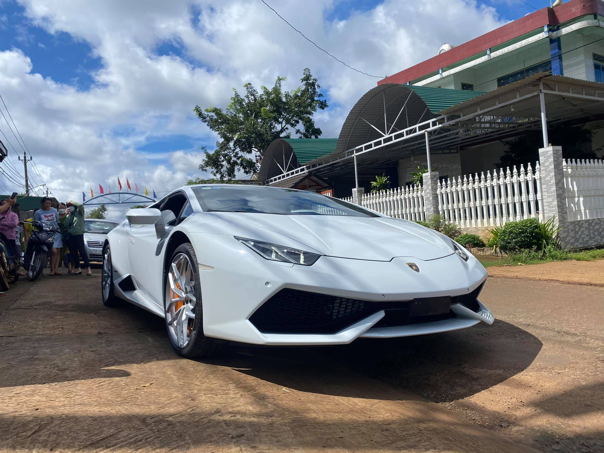 Chàng trai "dân huyện" ở Đắk Lắk mua siêu xe Lamborghini
