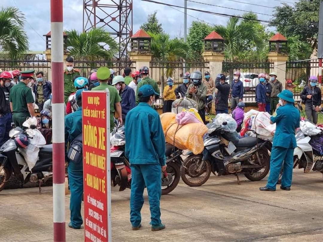 Hơn 120 người đi xe máy từ Bình Phước về quê Nghệ An phải tạm dừng ở Đắk Nông