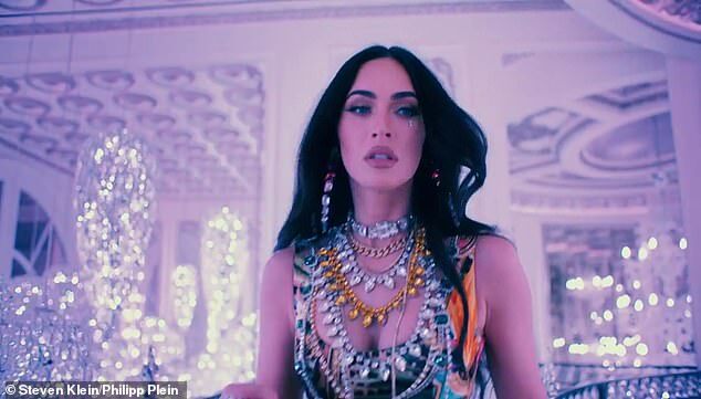 Megan Fox phô bày vẻ đẹp gợi cảm trong phim thời trang