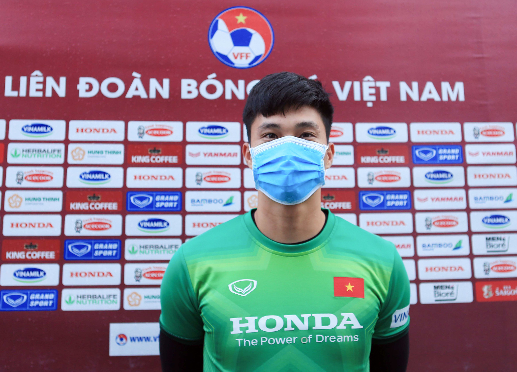 Thủ th&agrave;nh Văn Ho&agrave;ng n&oacute;i g&igrave; trước hai đ&agrave;n anh ở đội tuyển Việt Nam? - Ảnh 2.