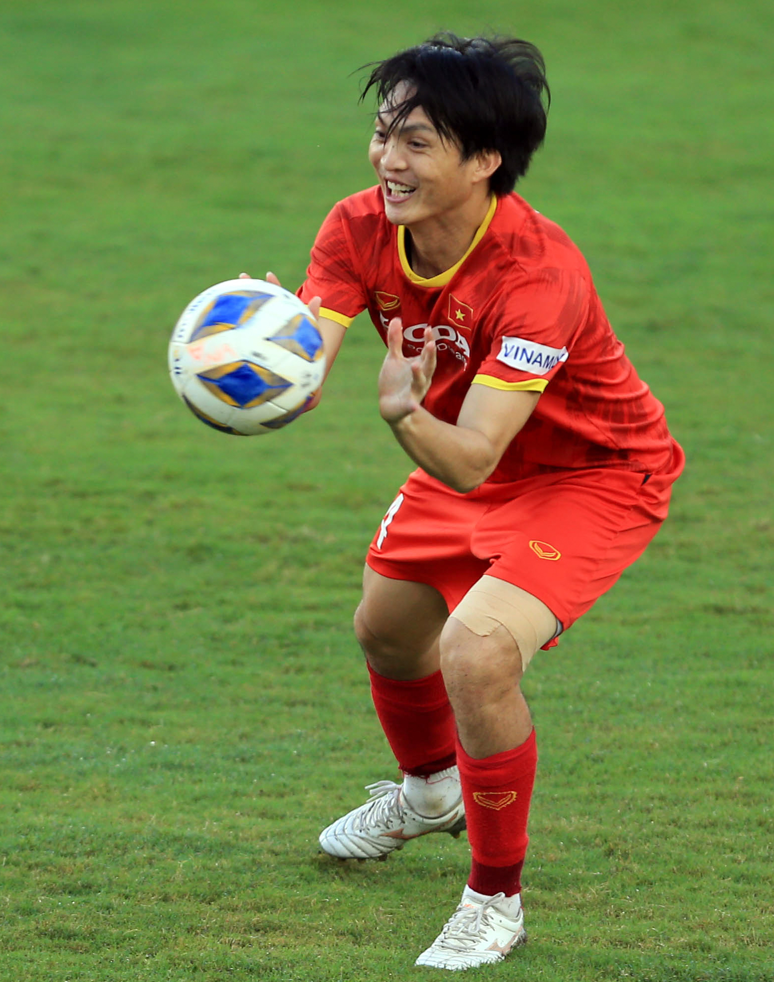 Thủ th&agrave;nh Văn Ho&agrave;ng n&oacute;i g&igrave; trước hai đ&agrave;n anh ở đội tuyển Việt Nam? - Ảnh 9.
