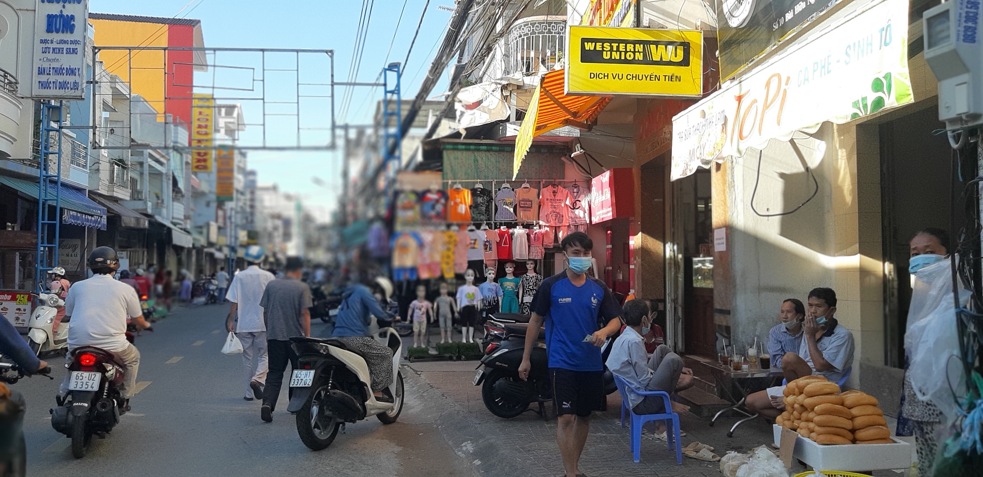 Nới gi&atilde;n c&aacute;ch, tiệm hớt t&oacute;c ở Cần Thơ phải ngồi chờ đến lượt - Ảnh 11.