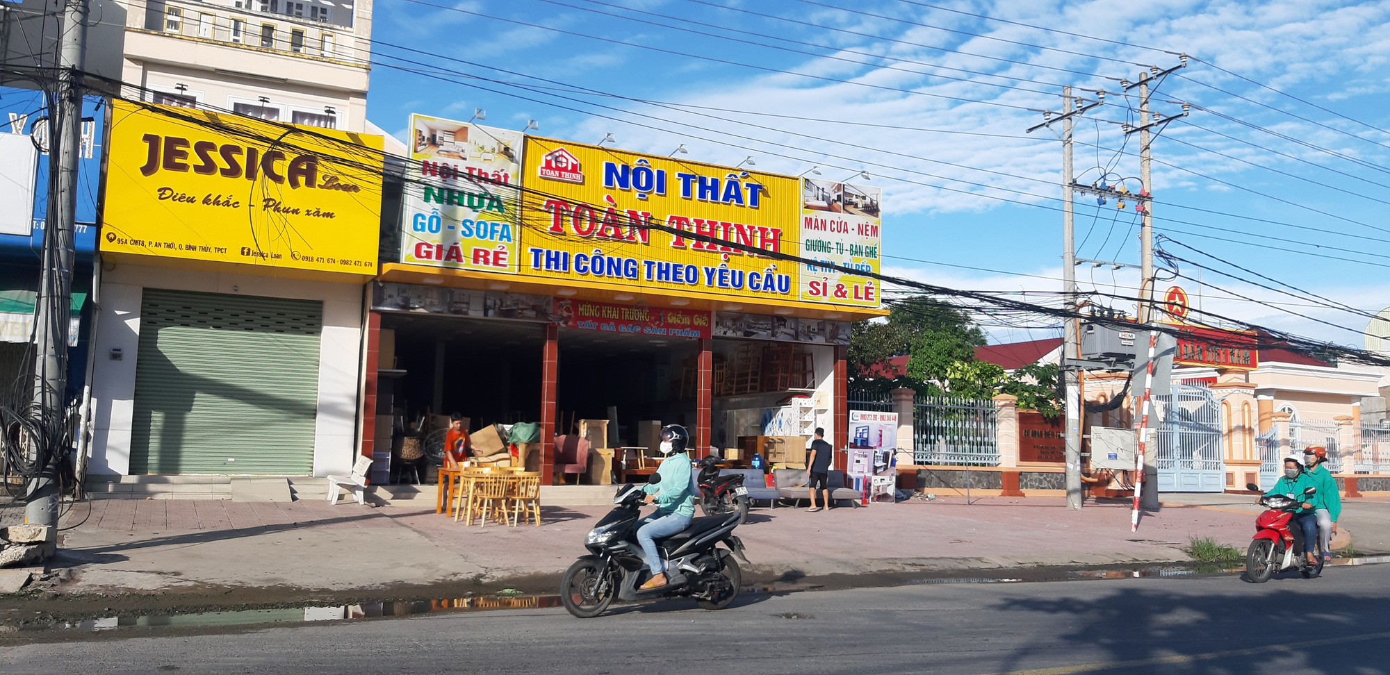 Nới gi&atilde;n c&aacute;ch, tiệm hớt t&oacute;c ở Cần Thơ phải ngồi chờ đến lượt - Ảnh 12.