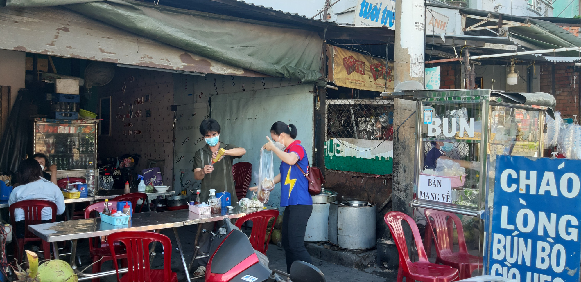 Nới gi&atilde;n c&aacute;ch, tiệm hớt t&oacute;c ở Cần Thơ phải ngồi chờ đến lượt - Ảnh 9.