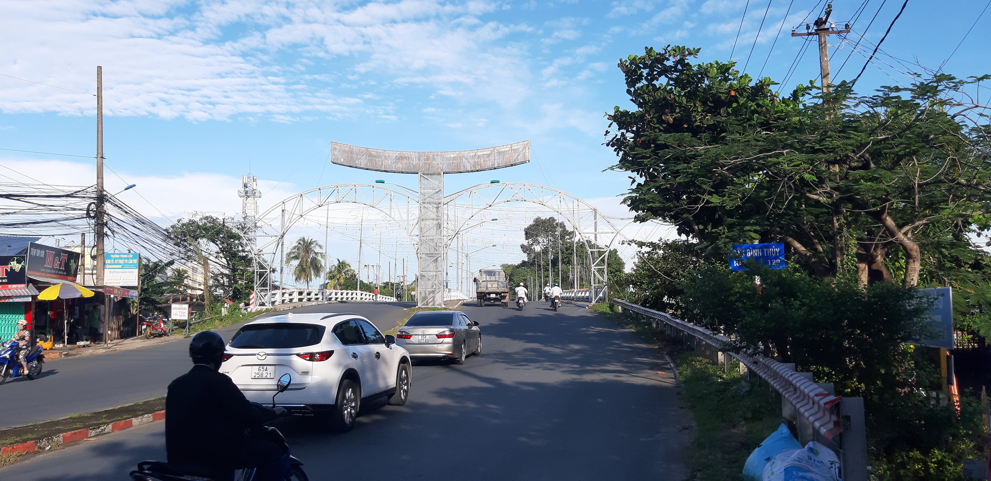 Nới gi&atilde;n c&aacute;ch, tiệm hớt t&oacute;c ở Cần Thơ phải ngồi chờ đến lượt - Ảnh 6.