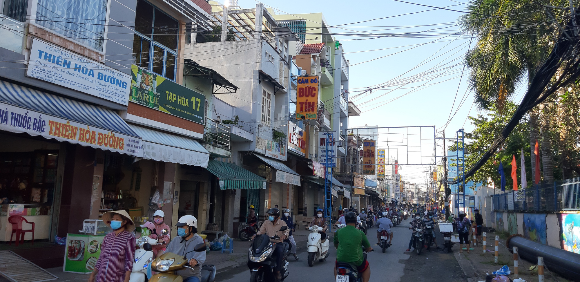 Nới gi&atilde;n c&aacute;ch, tiệm hớt t&oacute;c ở Cần Thơ phải ngồi chờ đến lượt - Ảnh 1.