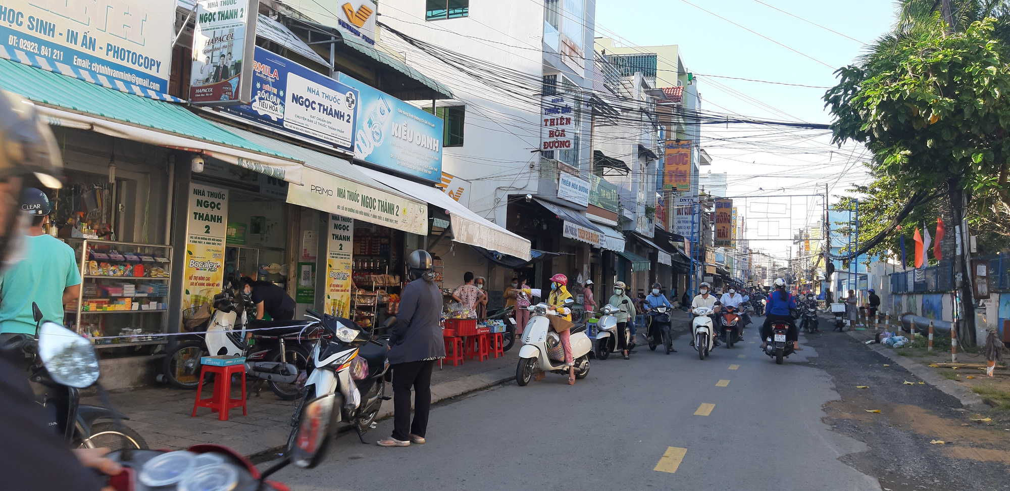 Nới gi&atilde;n c&aacute;ch, tiệm hớt t&oacute;c ở Cần Thơ phải ngồi chờ đến lượt - Ảnh 2.