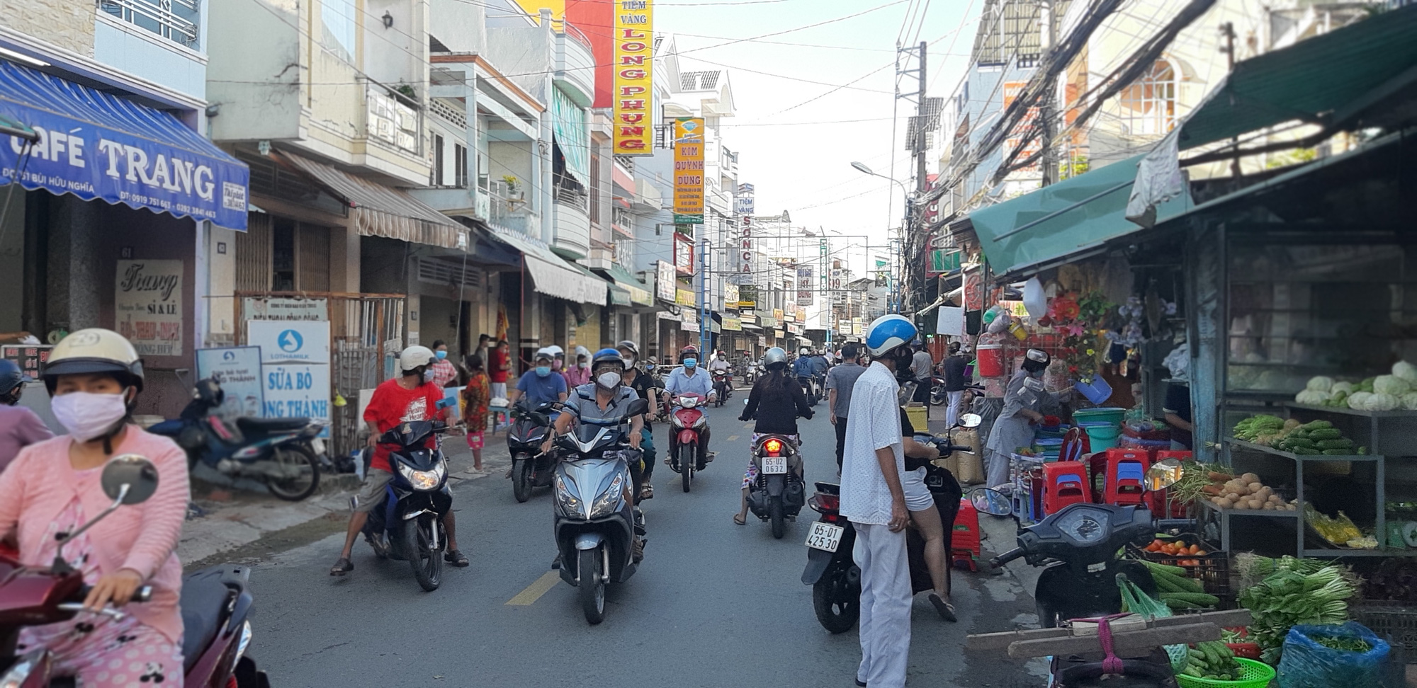 Nới gi&atilde;n c&aacute;ch, tiệm hớt t&oacute;c ở Cần Thơ phải ngồi chờ đến lượt - Ảnh 3.
