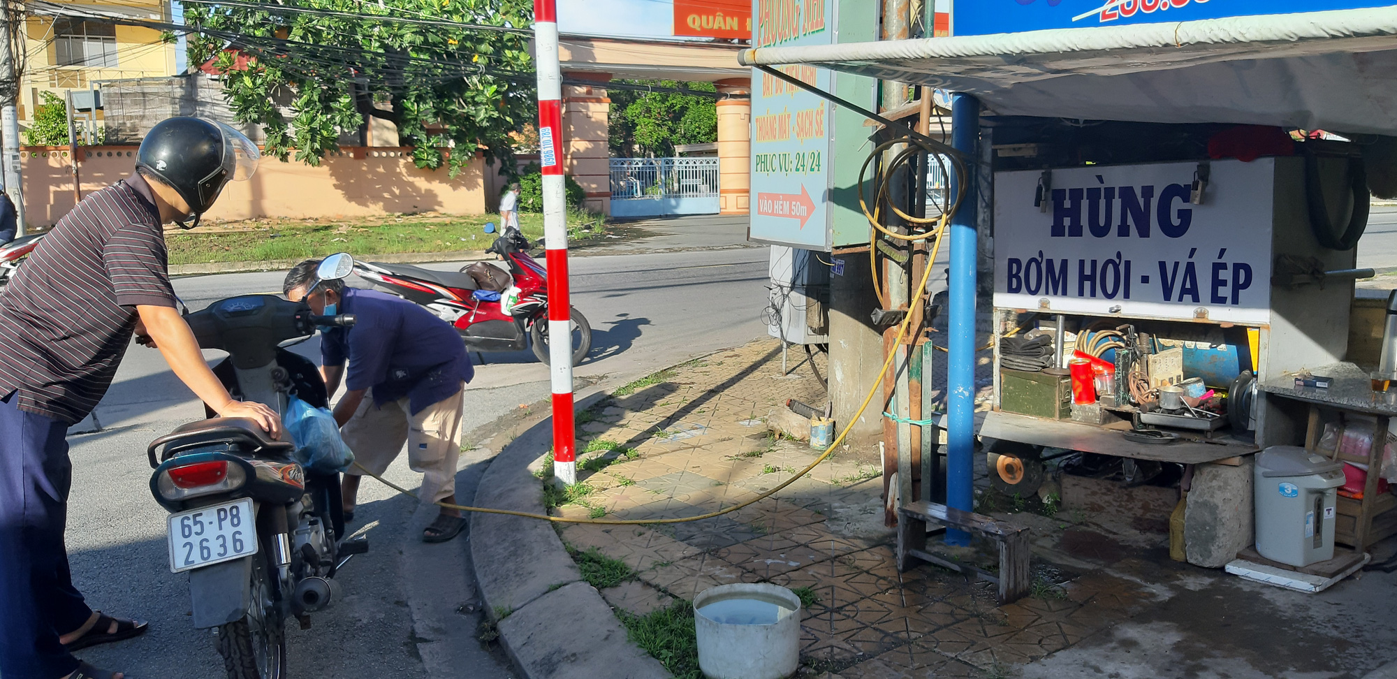 Nới gi&atilde;n c&aacute;ch, tiệm hớt t&oacute;c ở Cần Thơ phải ngồi chờ đến lượt - Ảnh 7.