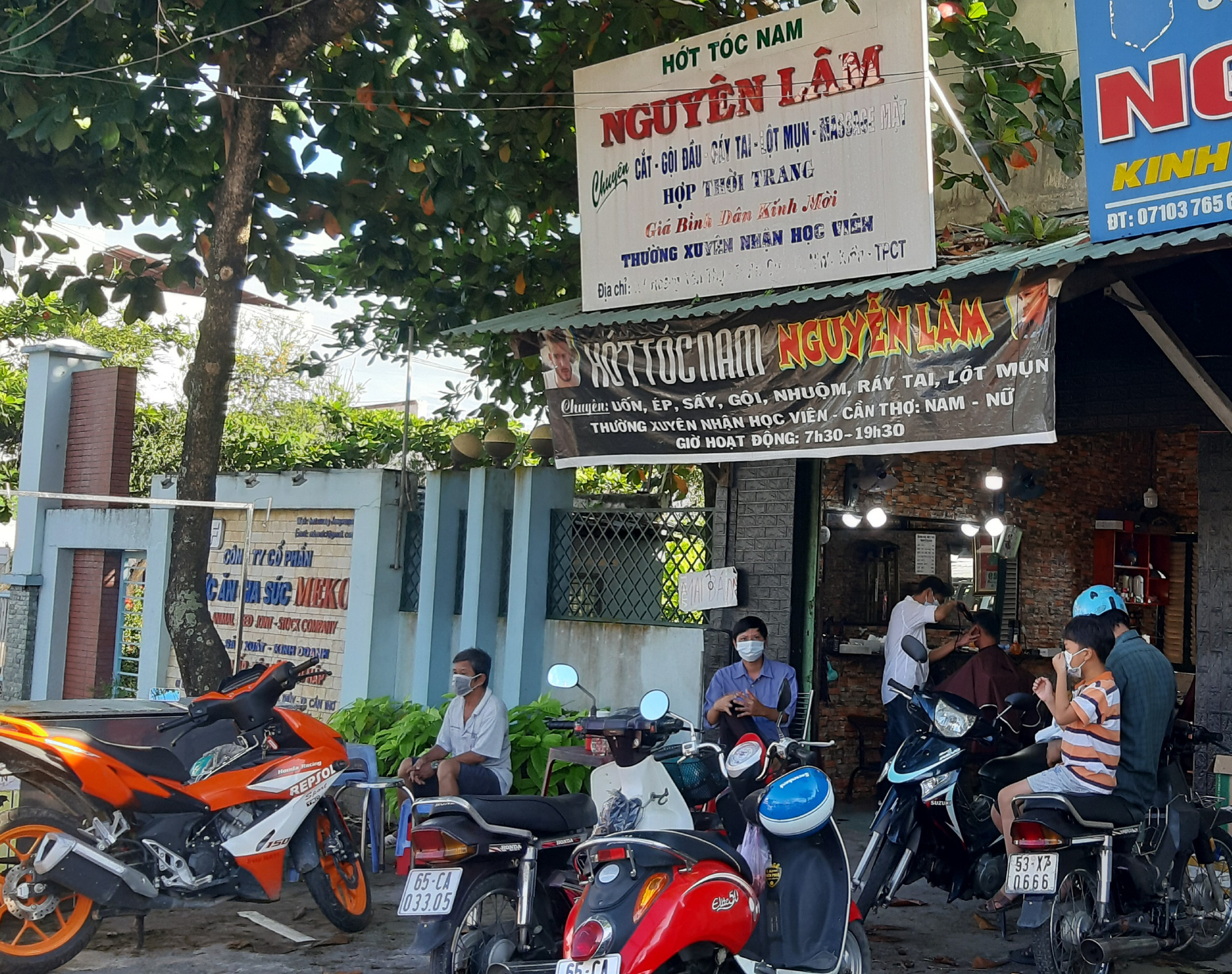 Nới gi&atilde;n c&aacute;ch, tiệm hớt t&oacute;c ở Cần Thơ phải ngồi chờ đến lượt - Ảnh 10.