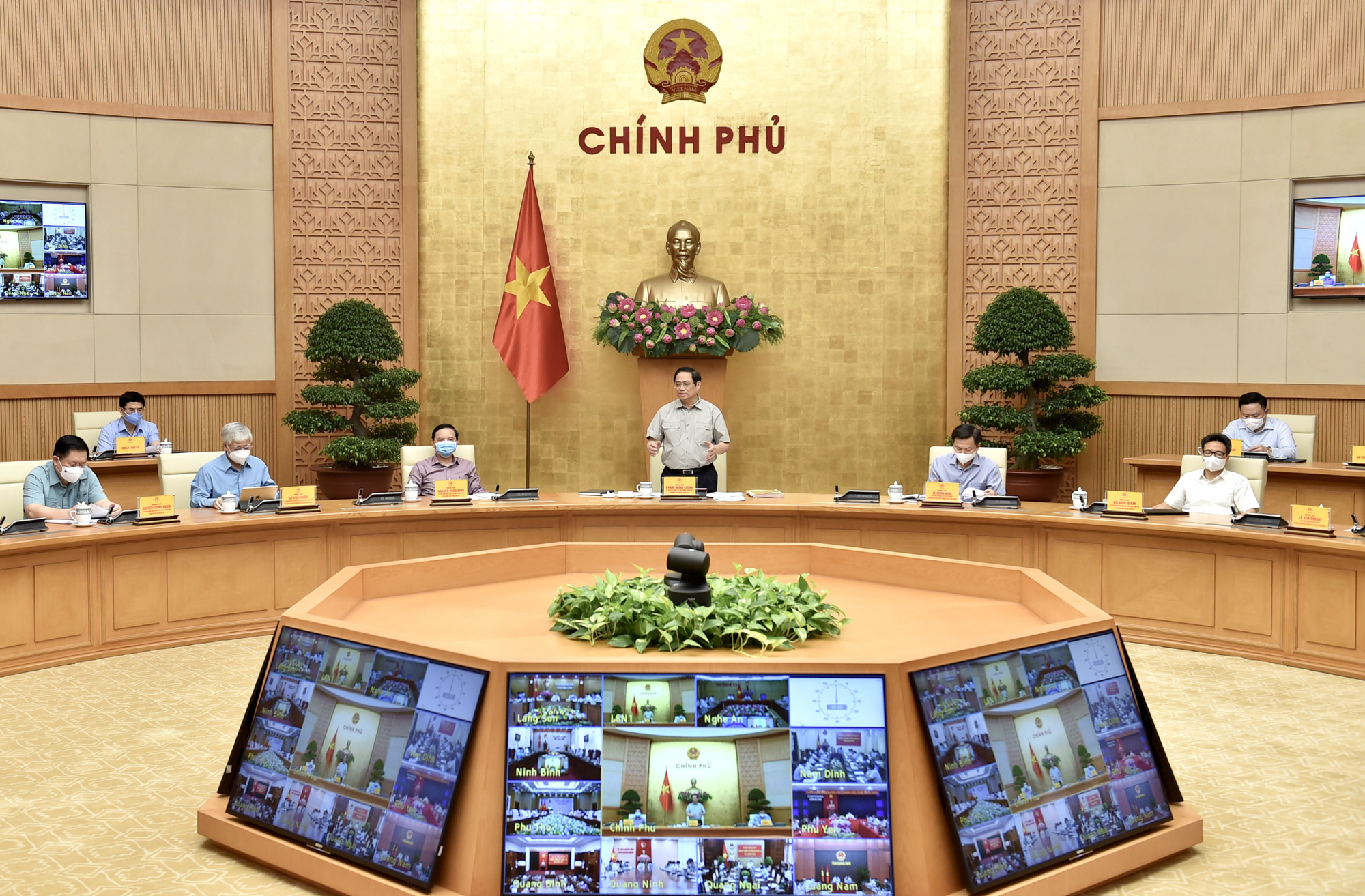 Thủ tướng: Cố gắng đến 30-9 nới lỏng giãn cách để khôi phục phát triển kinh tế-xã hội - Ảnh 1.