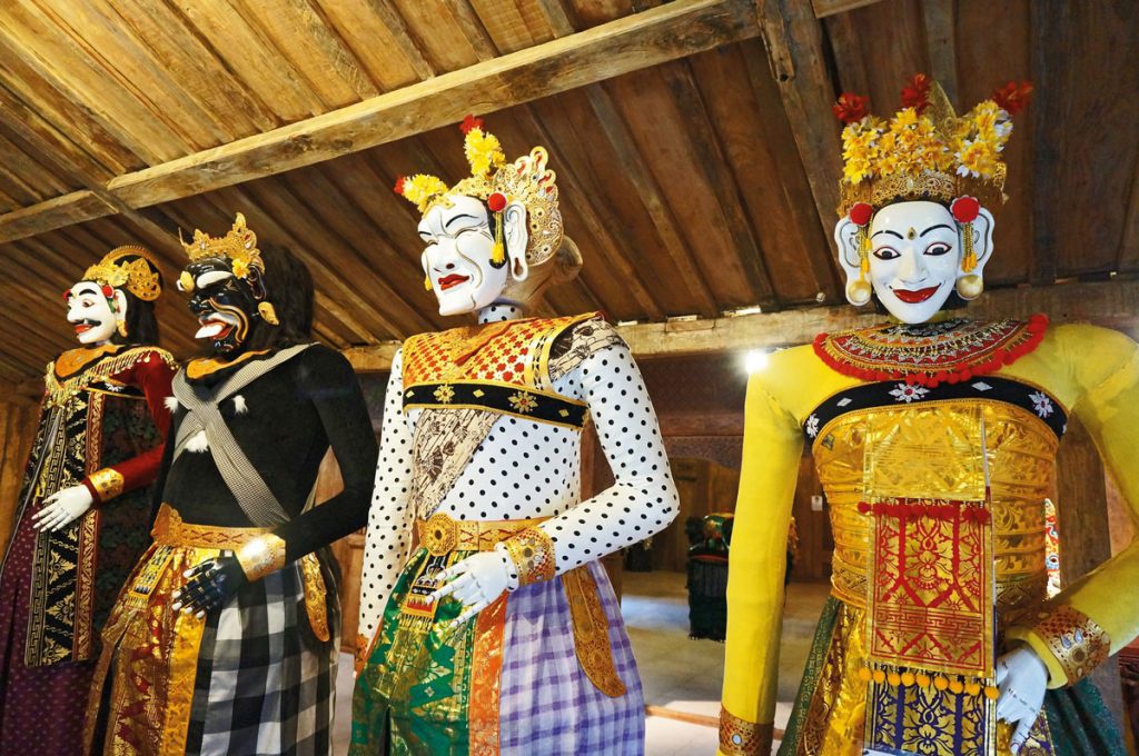 Chuyện t&igrave;nh sau ng&ocirc;i đền thi&ecirc;ng ở Bali - Ảnh 1.
