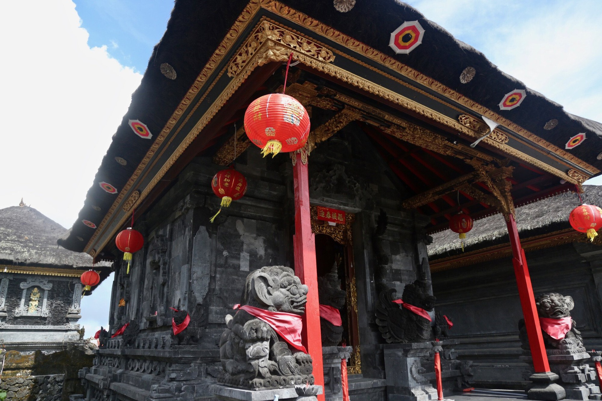 Chuyện tình sau ngôi đền thiêng ở Bali