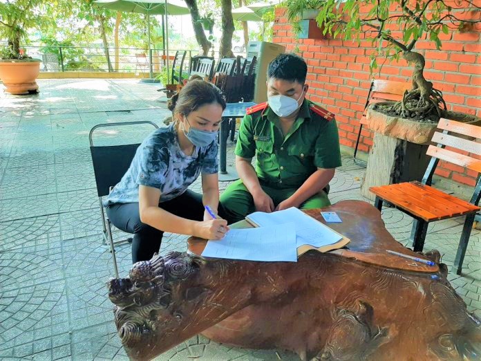Nữ chủ quán mở cửa cho 14 khách vào uống cà phê, bị phạt 15 triệu đồng