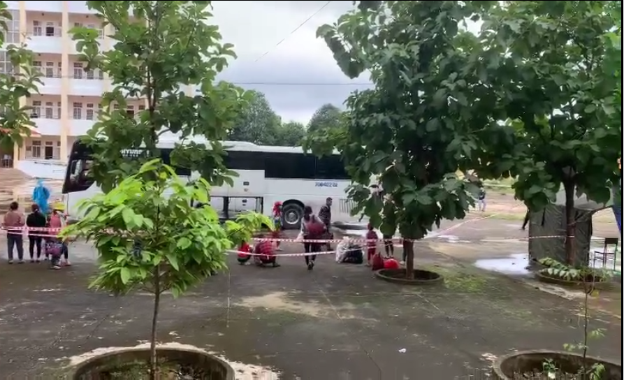 Tỉnh không đón, hơn 80 công dân Đắk Lắk tìm cách về quê - Ảnh 1.