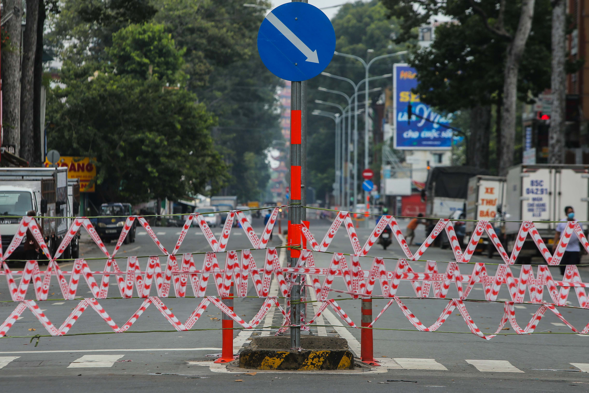 Người dân TP HCM mong chờ ngày tháo bớt các chốt chặn - Ảnh 3.