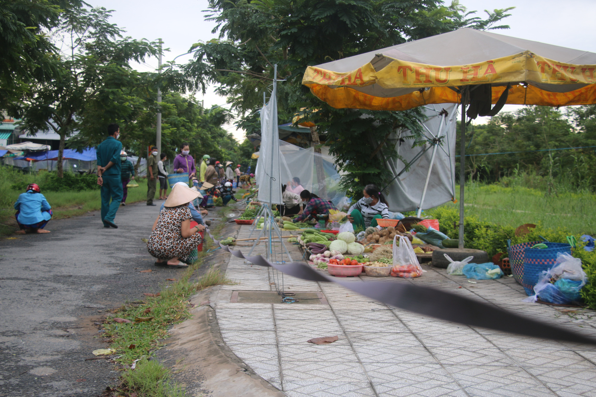 Chợ qu&ecirc; d&ugrave;ng bạt trong suốt hạn chế tiếp x&uacute;c gần khi mua b&aacute;n - Ảnh 4.