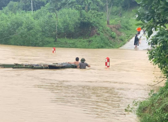 Mưa lũ lớn, hơn 700 ngôi nhà bị ngập, sạt, 1 người bị nước cuốn mất tích - Ảnh 4.