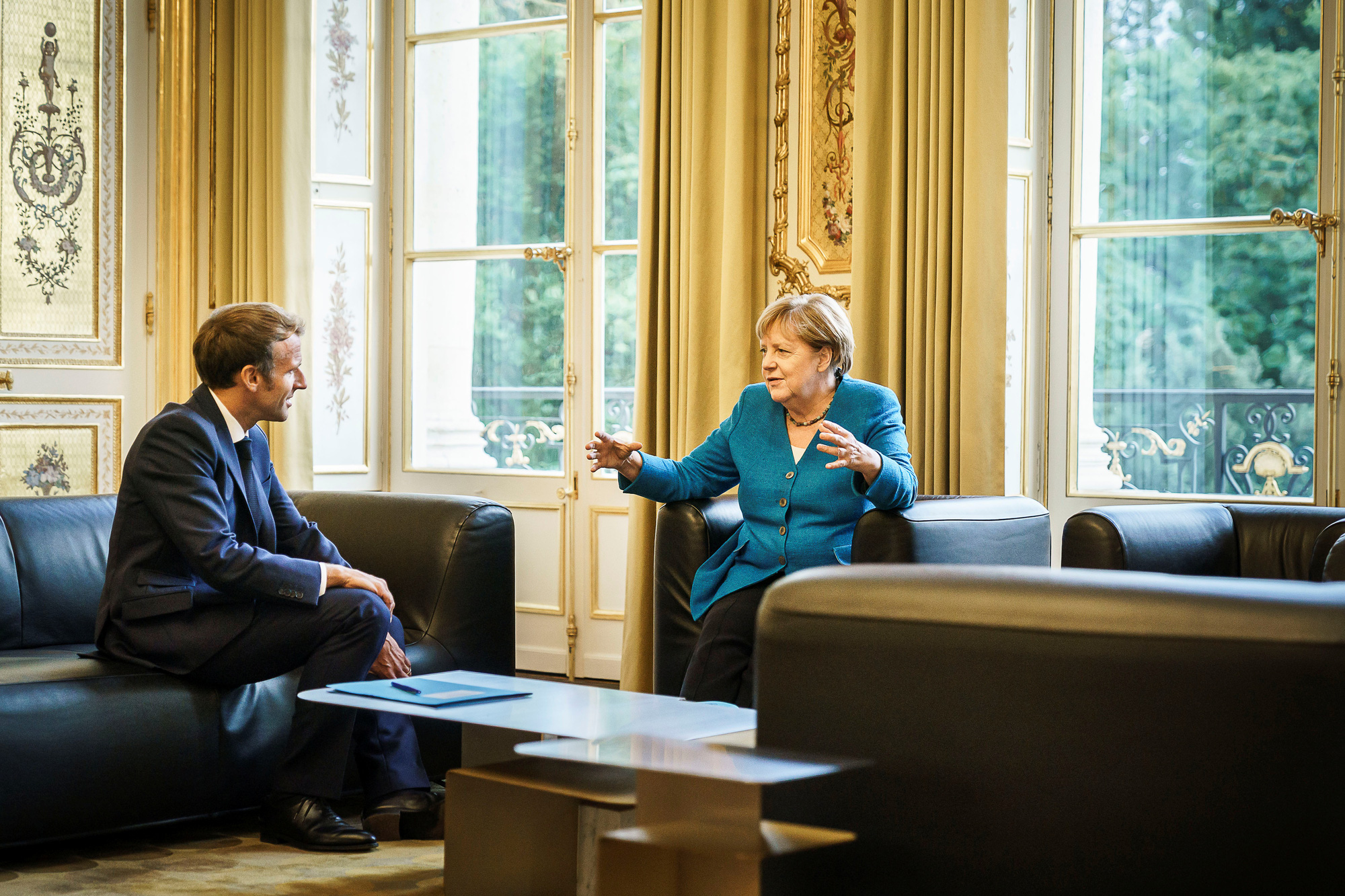 Bà Merkel ra đi, cơ hội vàng cho tổng thống Pháp?