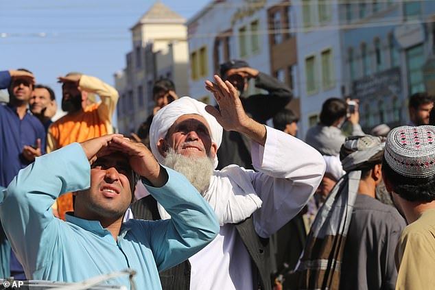 M&agrave;n &ldquo;thị ch&uacute;ng&rdquo; khiếp sợ của Taliban - Ảnh 2.