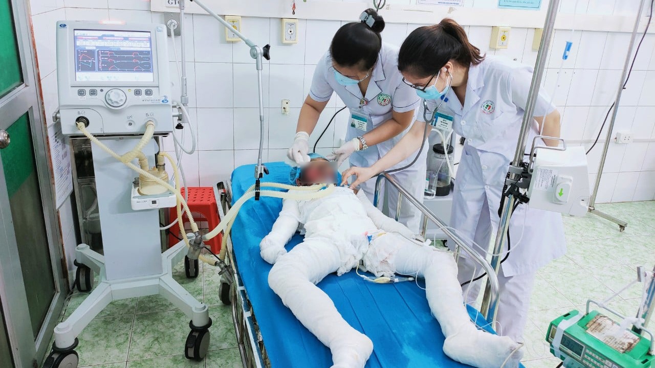Nghi án người đàn ông đánh vợ nhập viện rồi ở nhà đổ xăng đốt 3 con nhỏ và tự tử