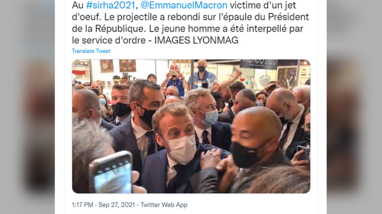 Tổng thống Pháp Emmanuel Macron bị ném “trứng” vào người