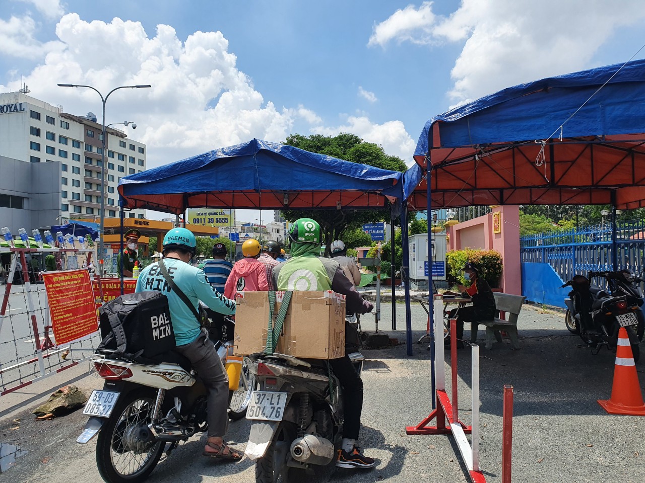 Nhiều tuyến đường và hẻm ở TP HCM vẫn cửa đóng then cài - Ảnh 18.