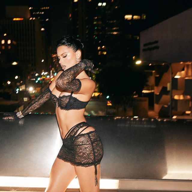 Adriana Lima khoe đ&ocirc;i ch&acirc;n d&agrave;i gợi cảm - Ảnh 7.