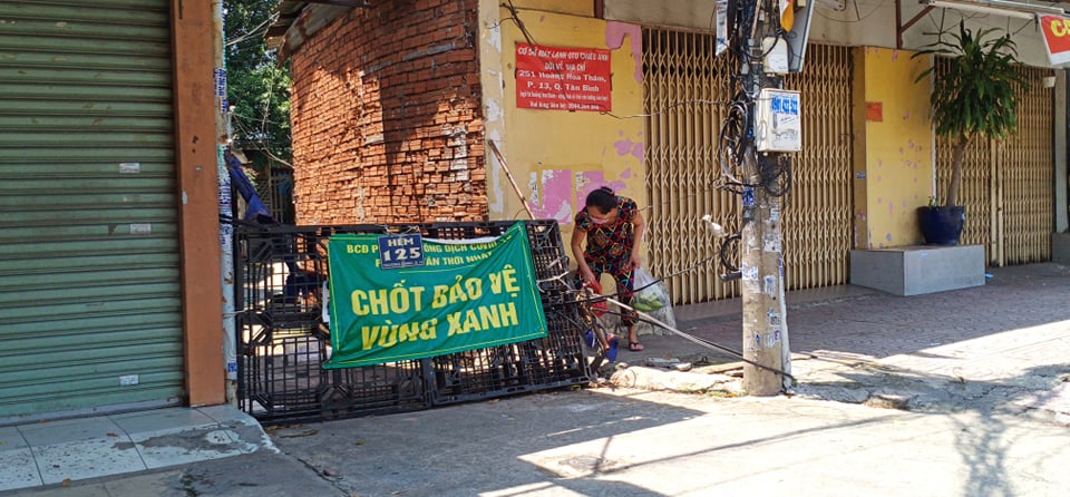 Nhiều tuyến đường và hẻm ở TP HCM vẫn "cửa đóng then cài"