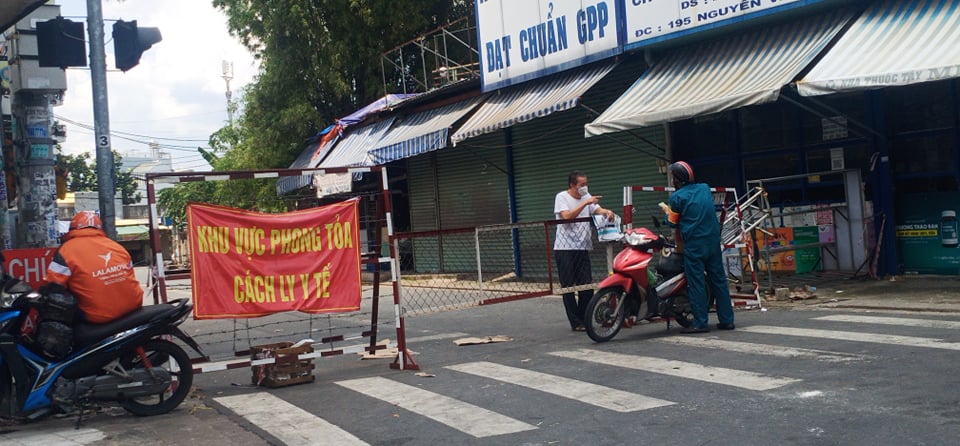Nhiều tuyến đường và hẻm ở TP HCM vẫn cửa đóng then cài - Ảnh 3.