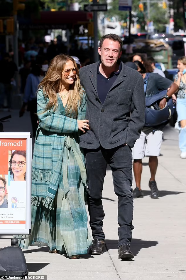 Cặp đôi Jennifer Lopez và Ben Affleck hôn nhau giữa phố - Ảnh 7.