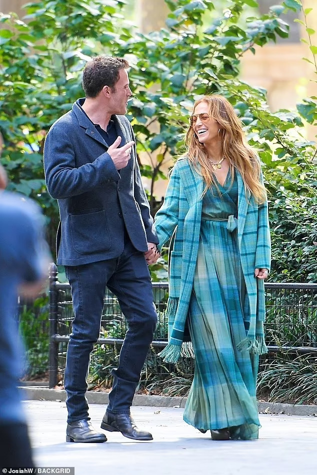 Cặp đôi Jennifer Lopez và Ben Affleck hôn nhau giữa phố - Ảnh 4.