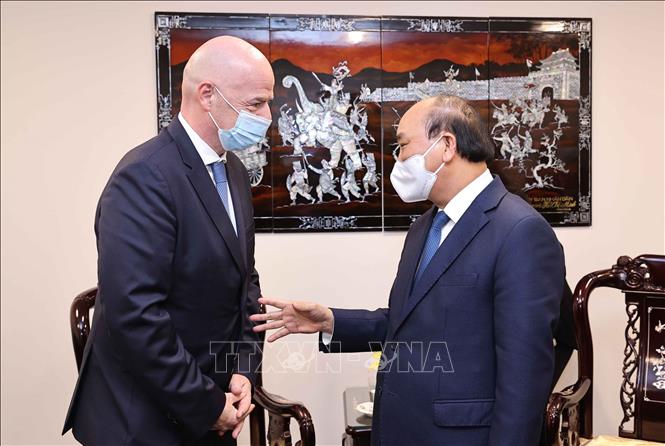 Chủ tịch nước Nguyễn Xu&acirc;n Ph&uacute;c tiếp Chủ tịch FIFA - Ảnh 1.