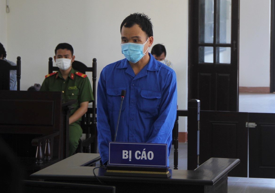 T&ocirc;ng chốt kiểm dịch, &ldquo;tung cước&rdquo; v&agrave;o c&ocirc;ng an lĩnh 2 năm 6 th&aacute;ng t&ugrave; - Ảnh 2.