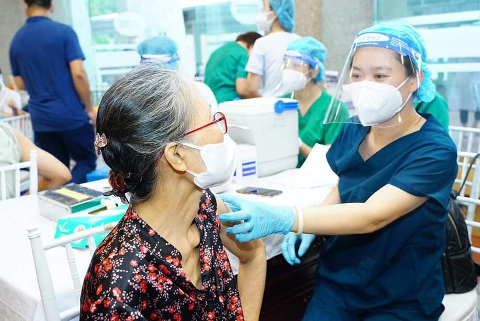 Từ th&aacute;ng 10 vắc-xin Covid-19 về nhiều, Bộ Y tế đề nghị đẩy nhanh tiến độ ti&ecirc;m chủng - Ảnh 1.