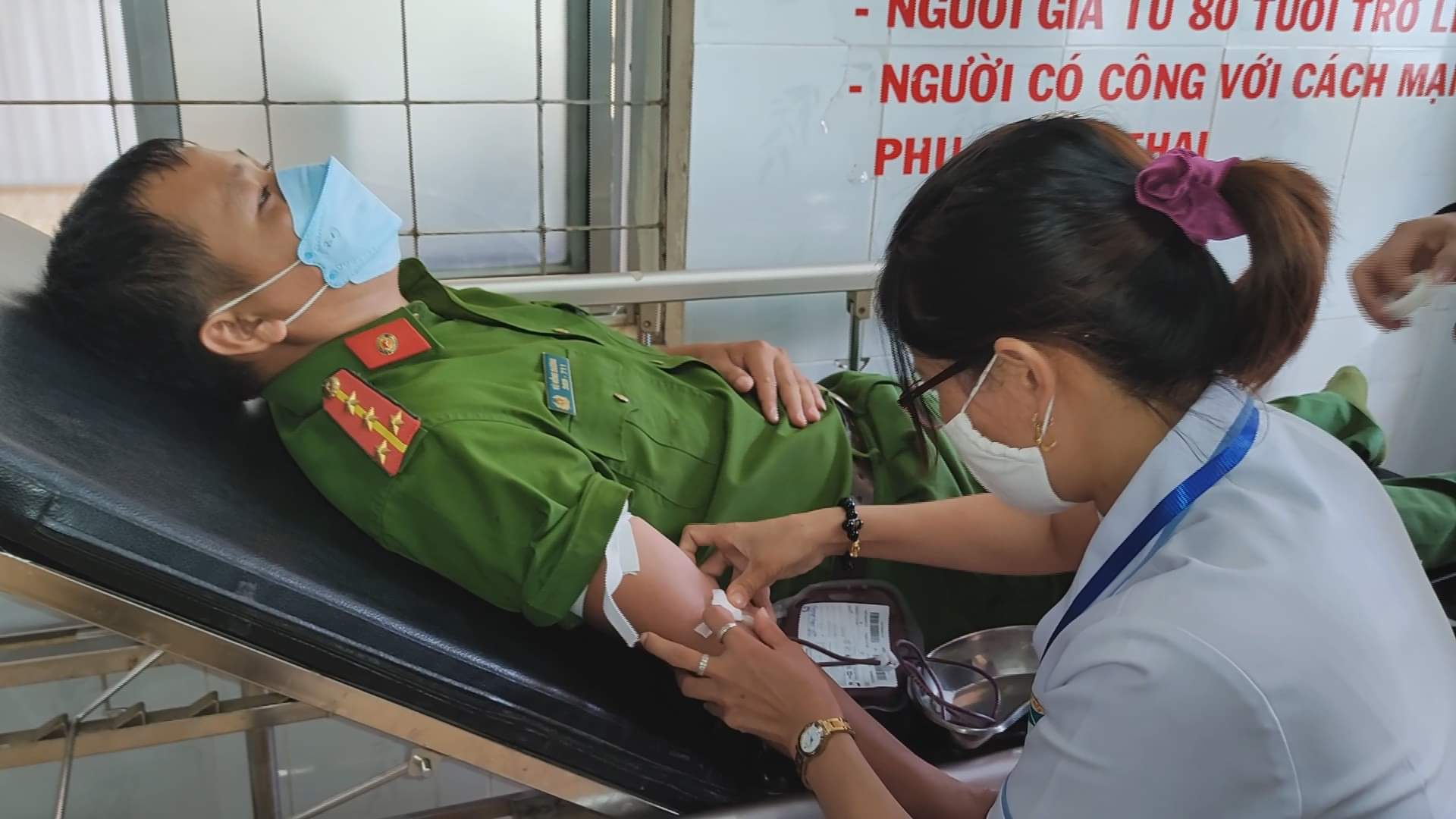Cán bộ, chiến sĩ công an hiến máu giúp bệnh nhi nghèo