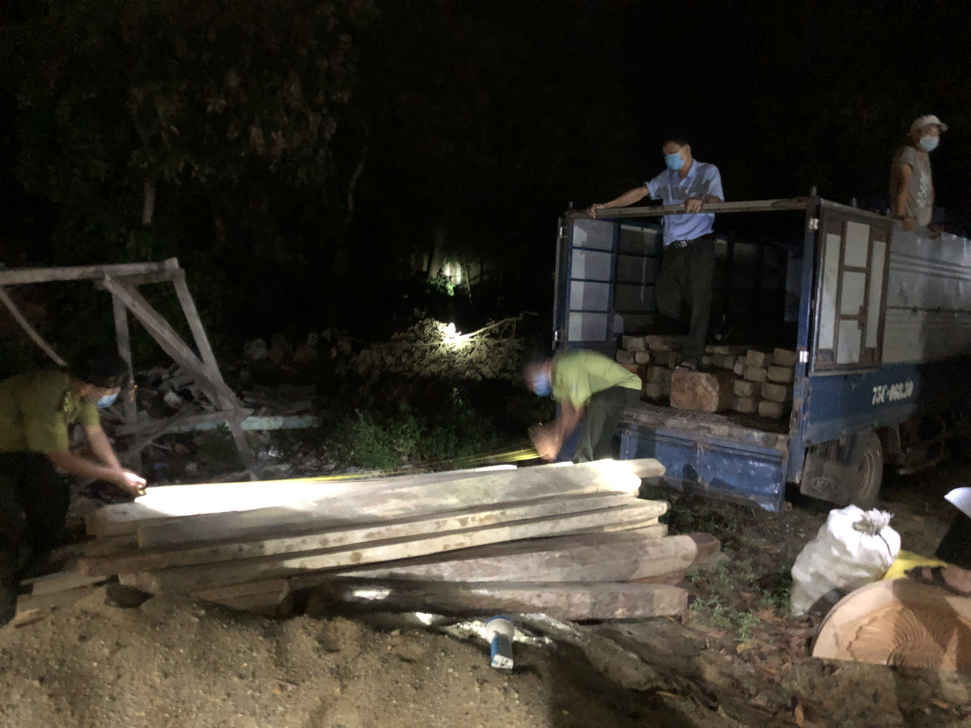 Bí mật trong thùng chiếc xe tải di chuyển trên quốc lộ