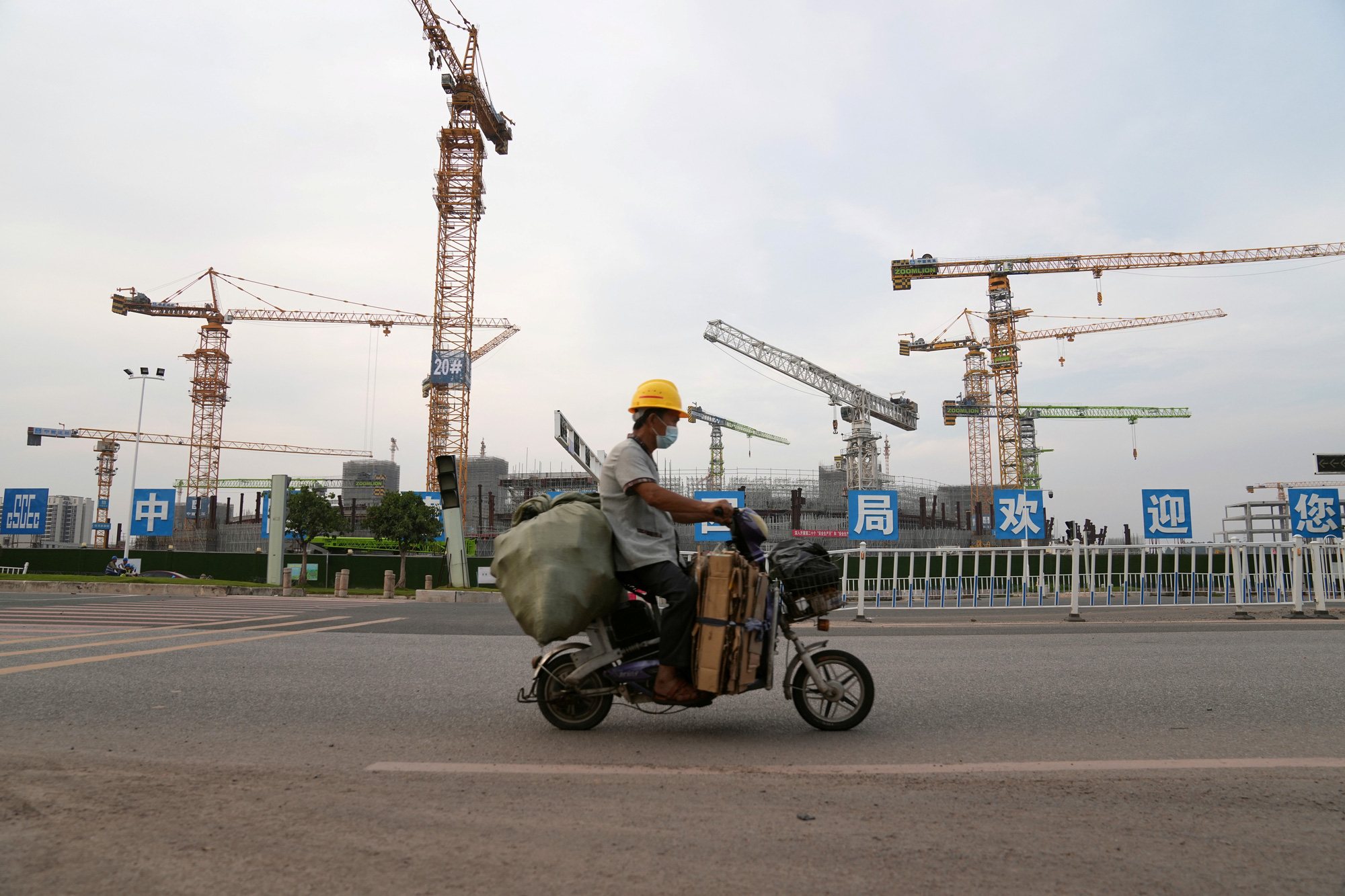 Trung Quốc ồ ạt bơm tiền chặn đầu "bom nợ" Evergrande