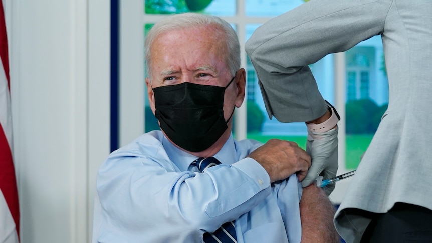 Tổng thống Biden tiêm vắc-xin Covid-19 mũi tăng cường