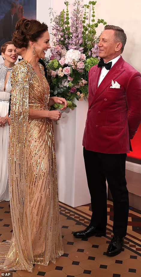 Công nương Kate Middleton lộng lẫy trên thảm đỏ - Ảnh 3.