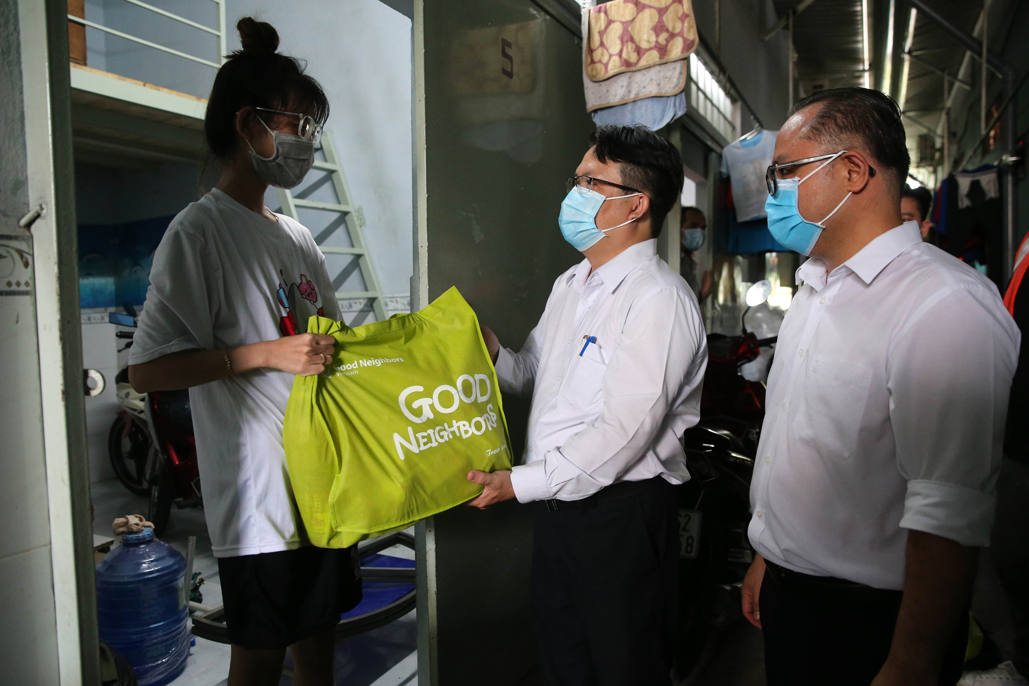 Trao 2.000 phần quà đến các khu nhà trọ, gia đình khó khăn vì Covid-19