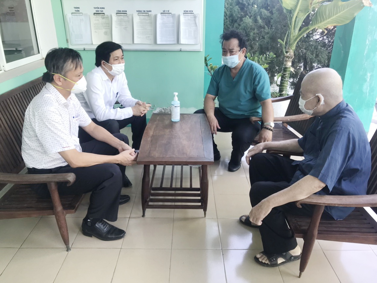 Lãnh đạo Ban Dân vận Thành ủy Đà Nẵng thăm, chúc mừng Linh mục Vũ Dần khỏi bệnh Covid-19 - Ảnh 2.