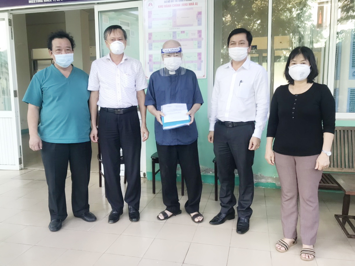 Lãnh đạo Ban Dân vận Thành ủy Đà Nẵng thăm, chúc mừng Linh mục Vũ Dần khỏi bệnh Covid-19