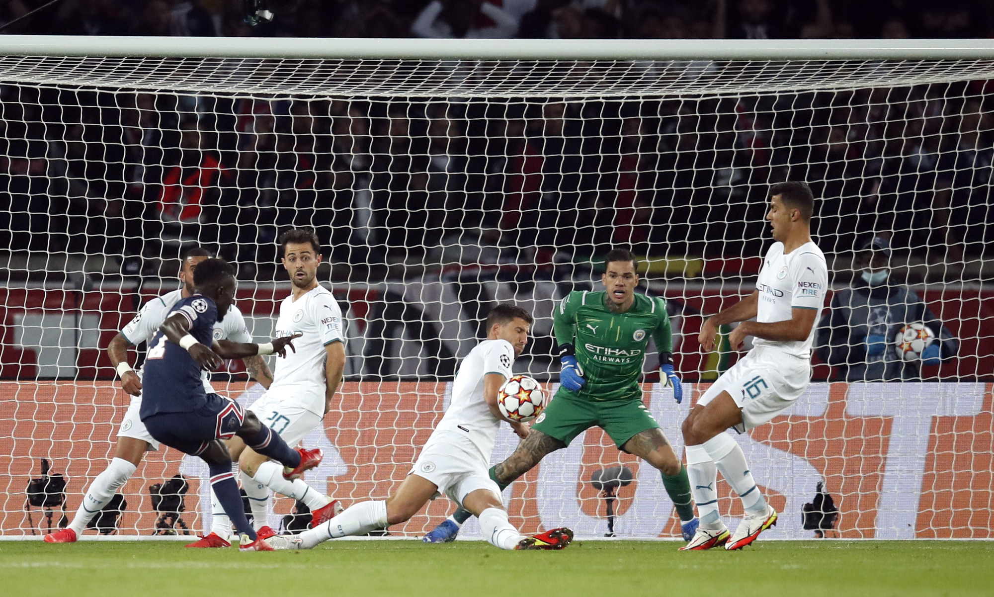 Đẳng cấp Messi định đoạt đại chiến, Man City đại bại ở Paris - Ảnh 2.