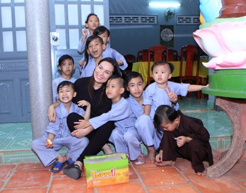 Ca sĩ Phi Nhung mất đi, 23 người con sẽ không bơ vơ