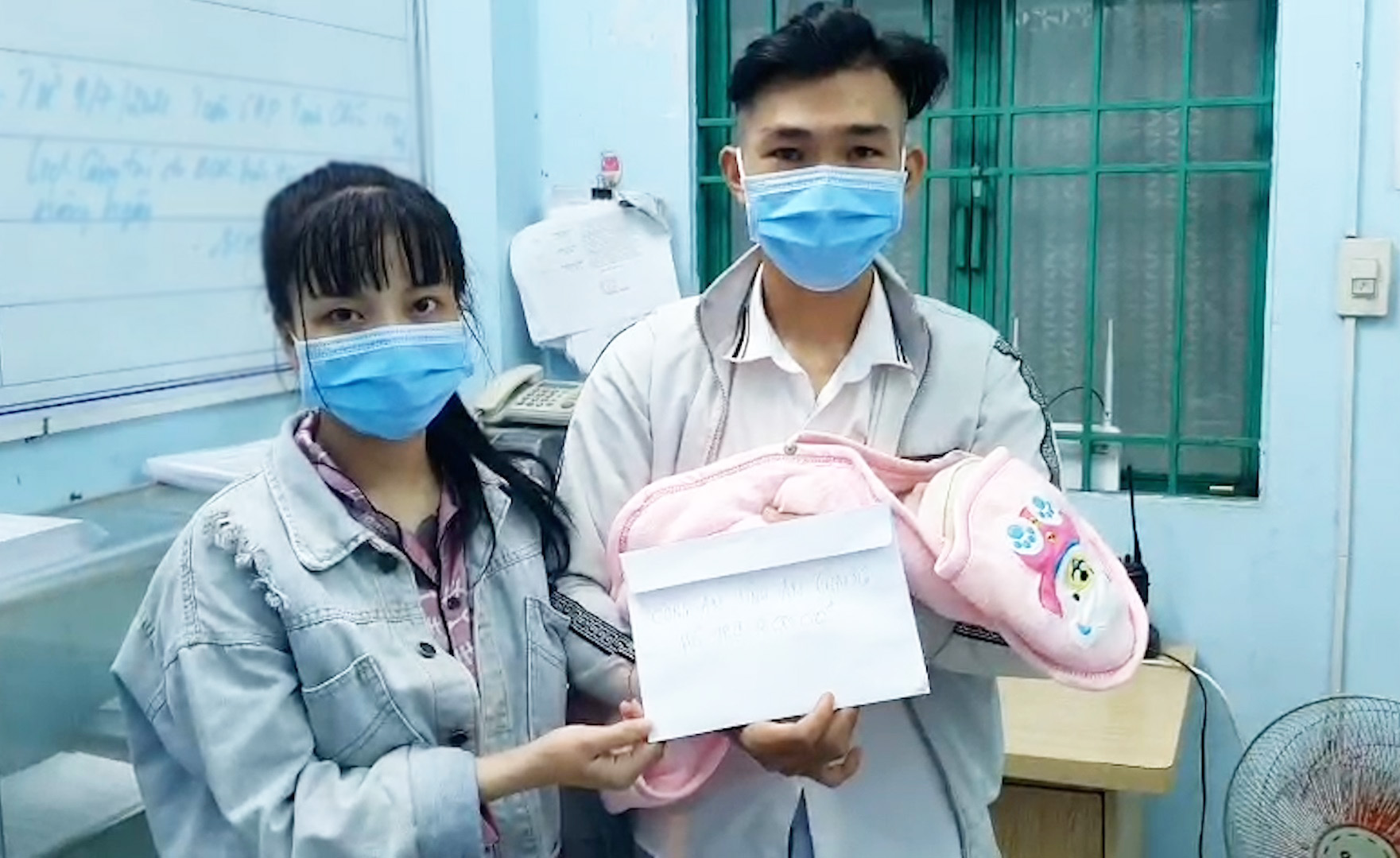 Bắt giữ đối tượng truy nã vừa sinh con, công an hỗ trợ tiền mua sữa