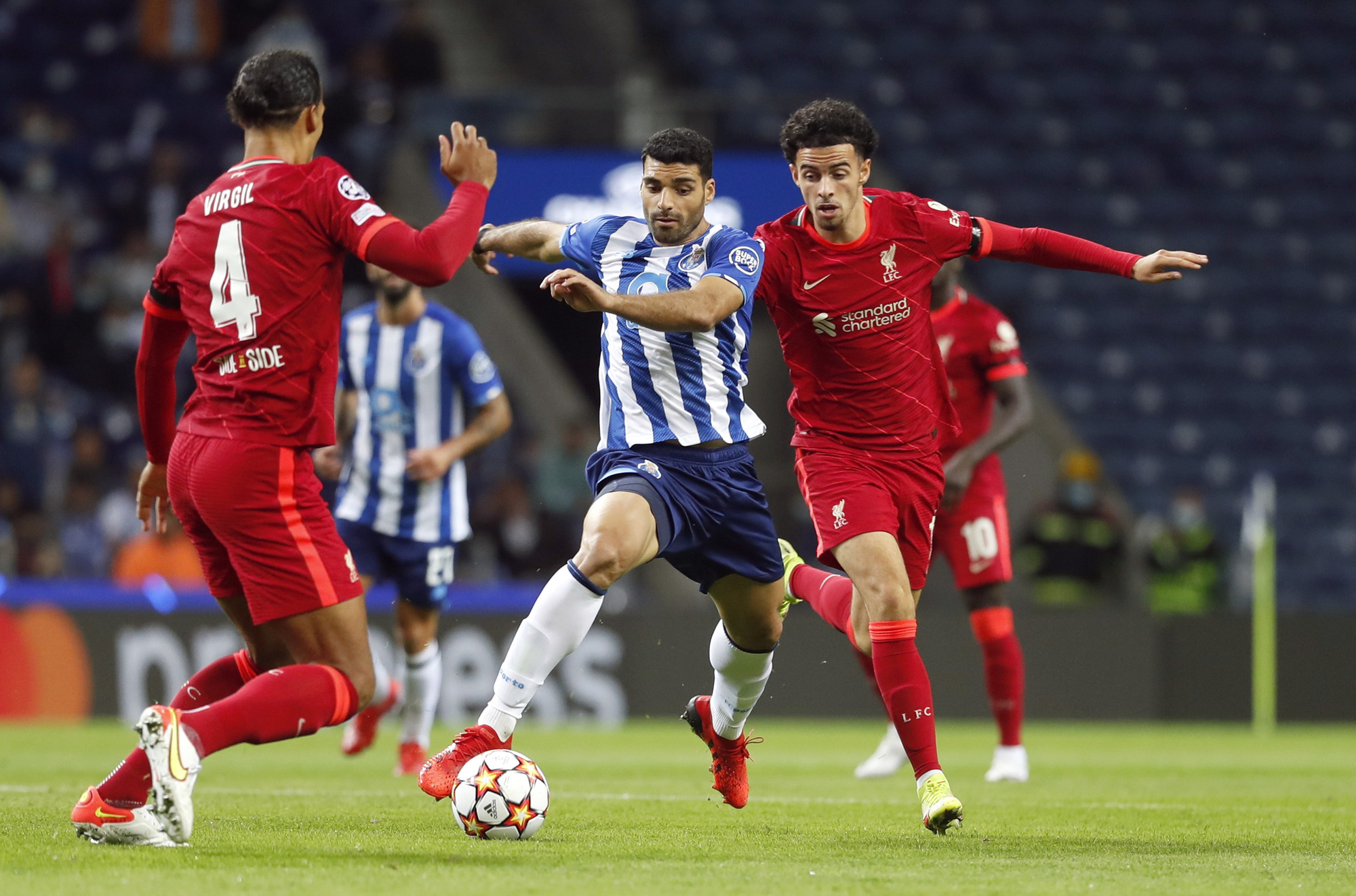 Liverpool mở đại tiệc ở Dragao, Porto sụp đổ tại "hang rồng"
