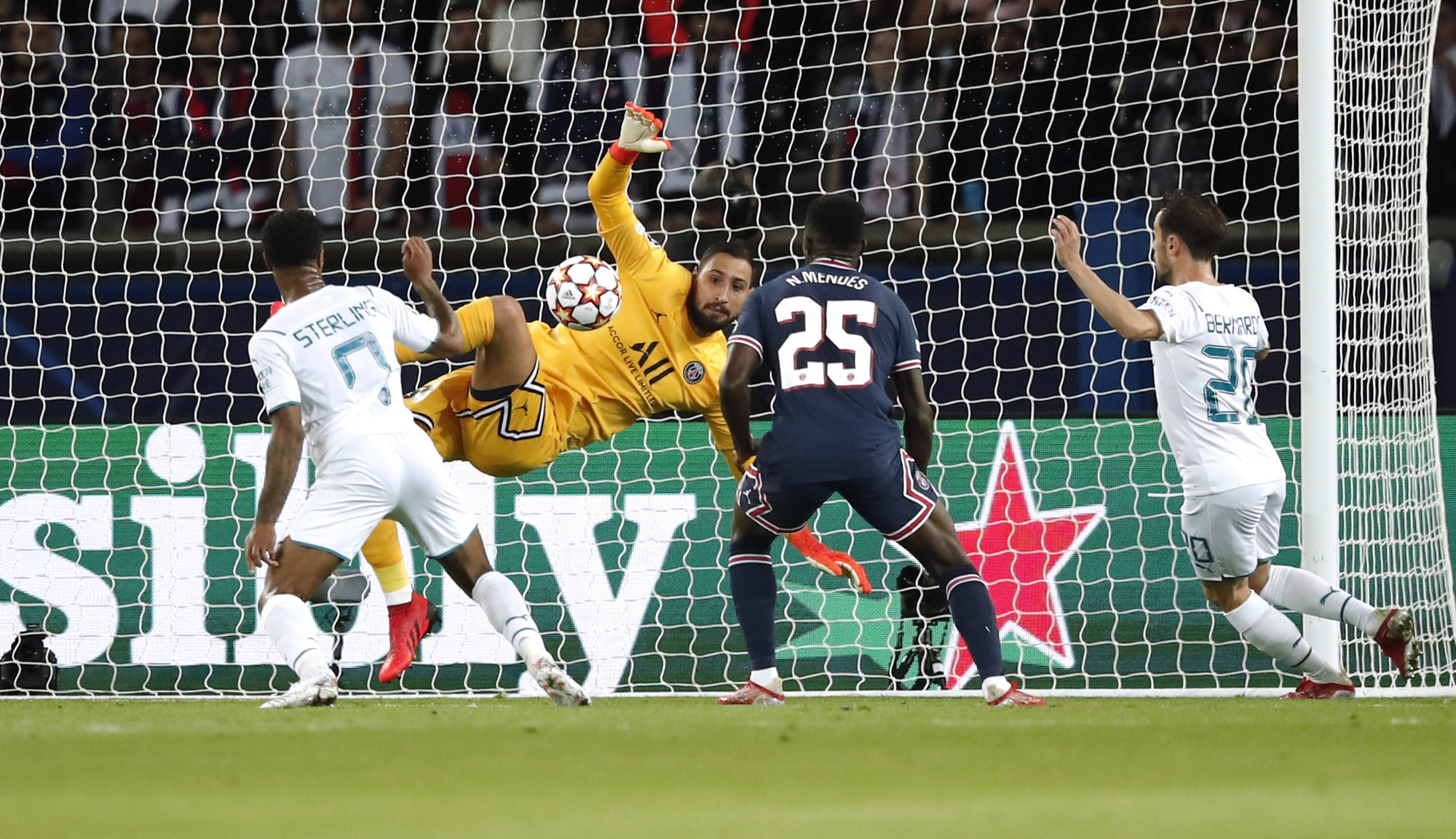 Đẳng cấp Messi định đoạt đại chiến, Man City đại bại ở Paris - Ảnh 4.