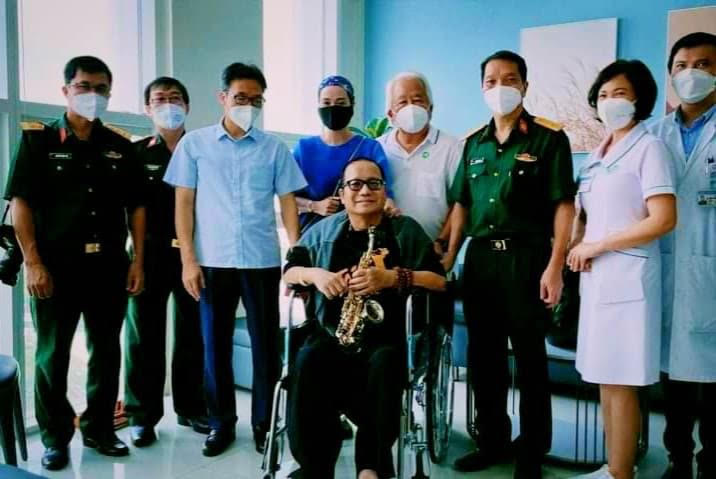 Nghệ sĩ Trần Mạnh Tuấn thổi saxophone trong bệnh viện tặng Phó Thủ tướng Vũ Đức Đam