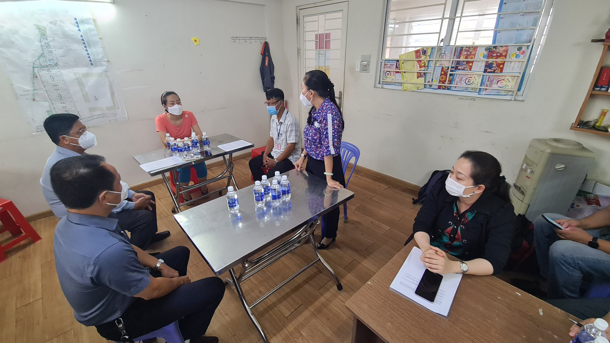 Vụ người phụ nữ bị cưỡng chế test nhanh ở B&igrave;nh Dương: L&atilde;nh đạo phường tổ chức xin lỗi c&ocirc;ng khai - Ảnh 1.
